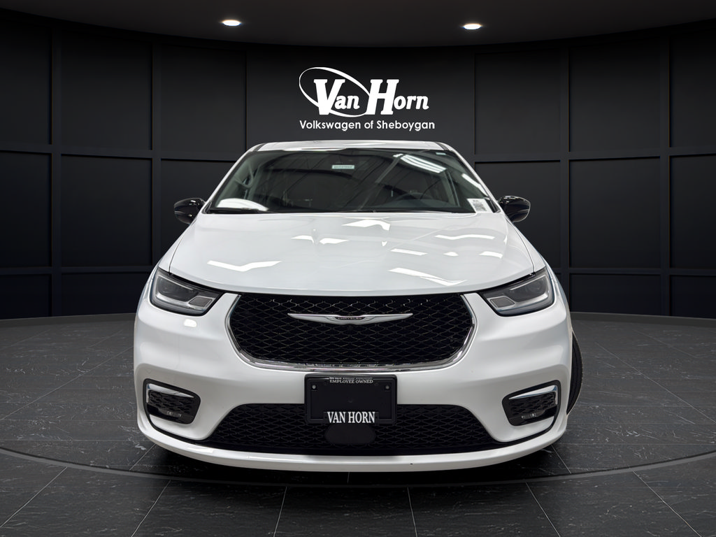 Used 2024 Chrysler Pacifica Touring-L FWD image 2