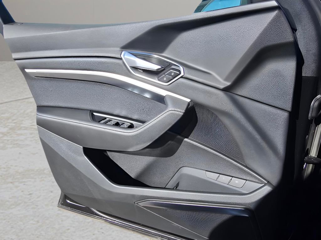 Used 2020 Audi e-tron Premium Plus image 17