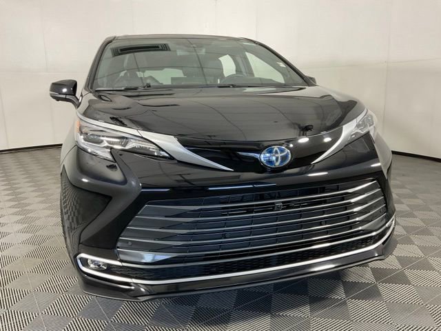 Used 2025 Toyota Sienna Platinum AWD/4WD image 10
