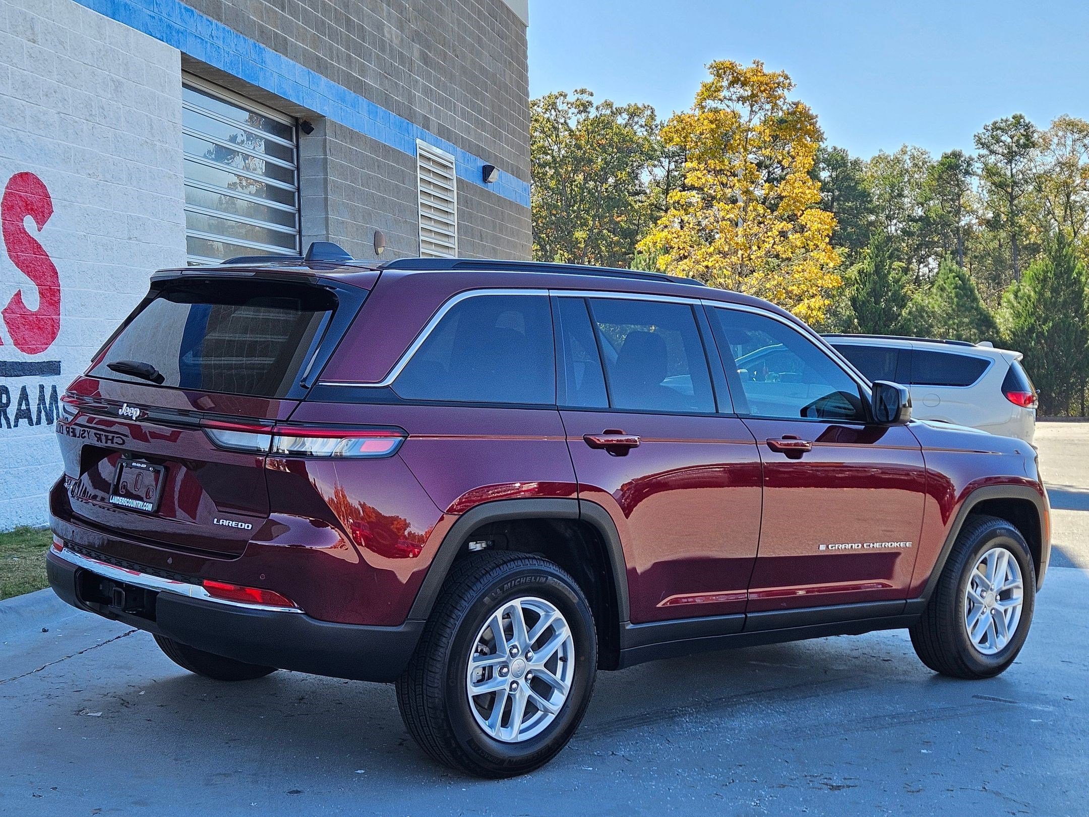 Used 2025 Jeep Grand Cherokee Laredo X w/ Luxury Tech Group I image 7