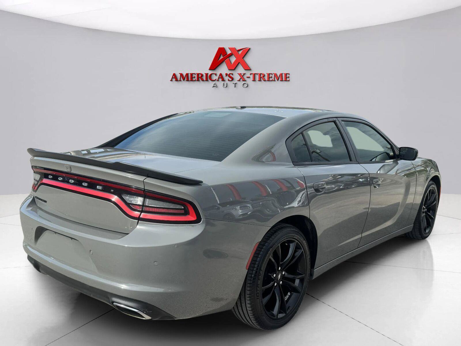 Used 2018 Dodge Charger SXT RWD image 6