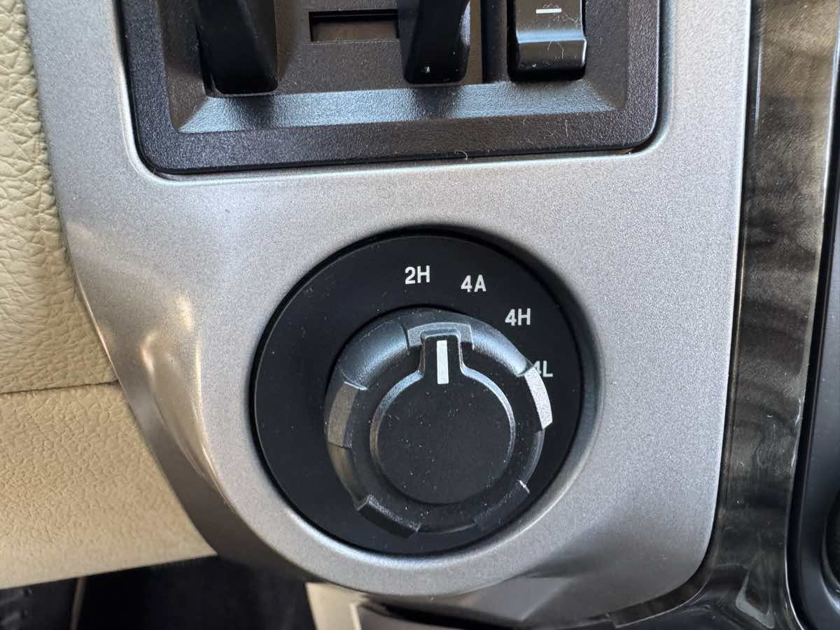 Used 2016 Ford Expedition Limited w/ Equipment Group 301A AWD/4WD image 32