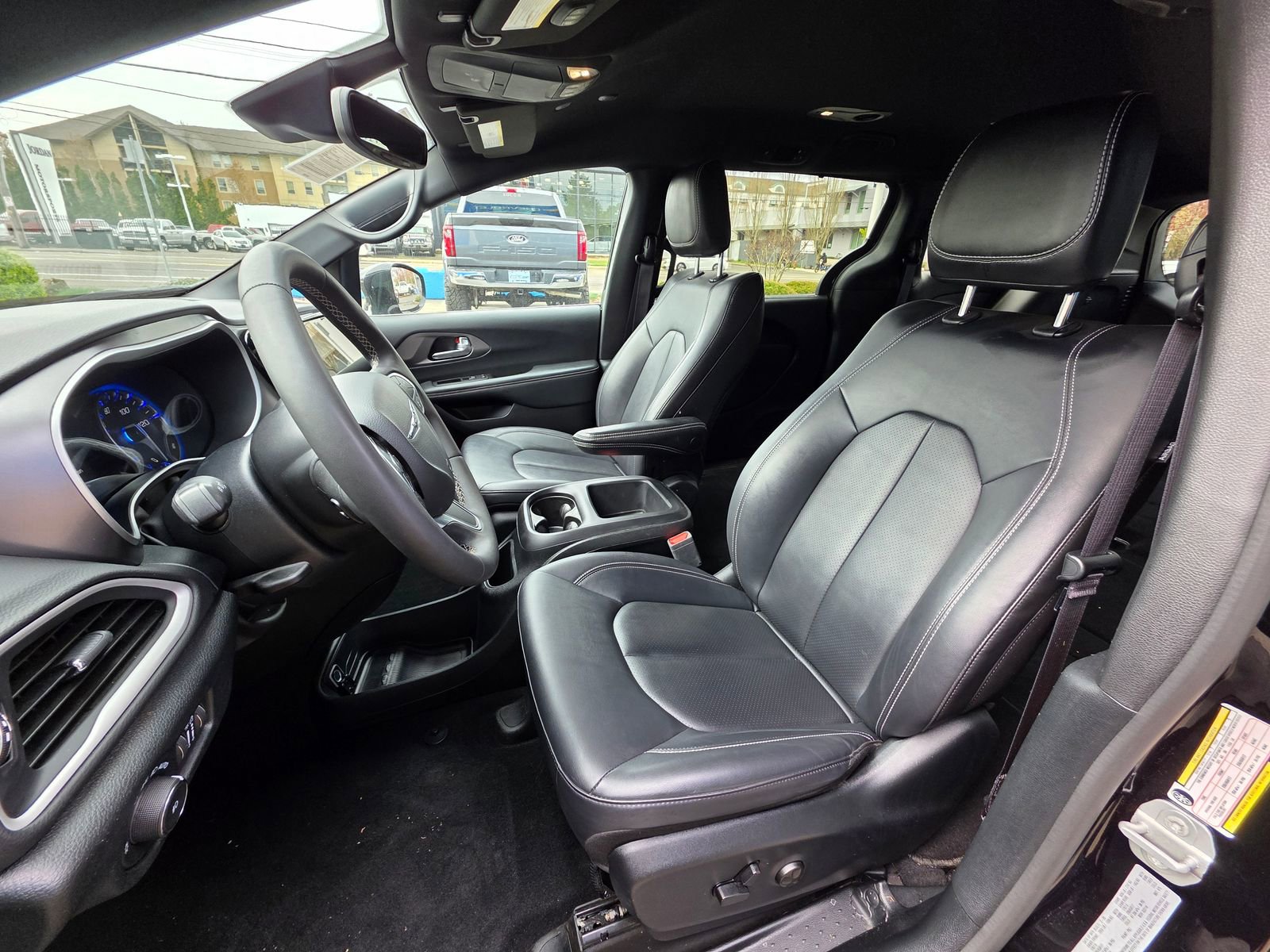 Used 2025 Chrysler Pacifica Select image 11