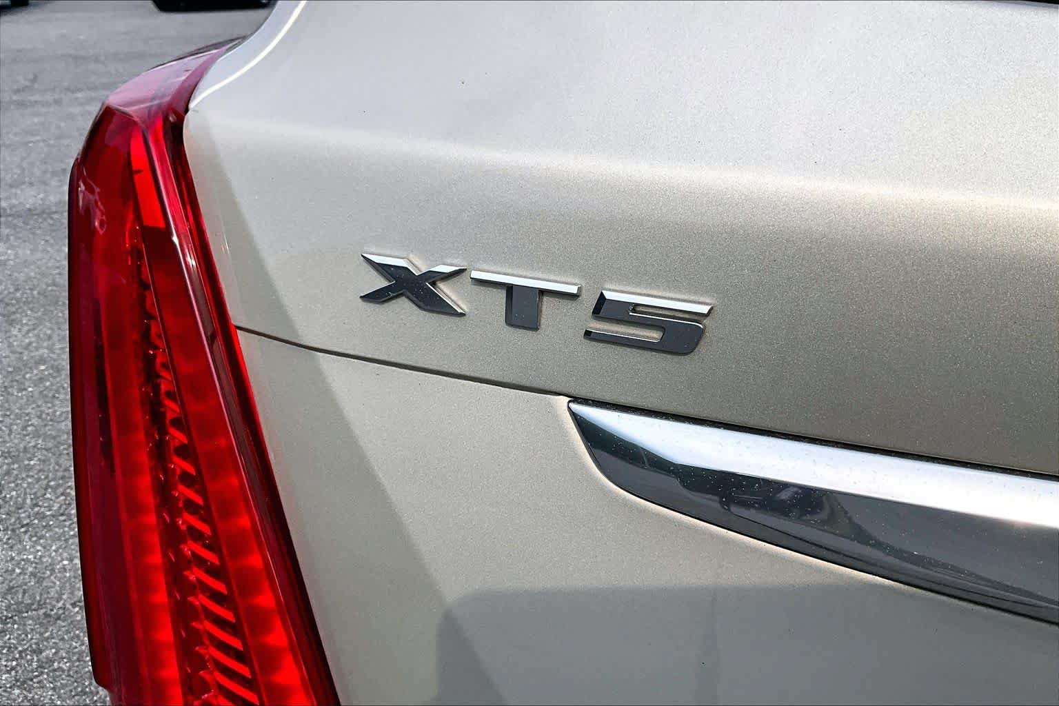 Used 2017 Cadillac XT5 Luxury w/ Driver Awareness Package FWD image 10