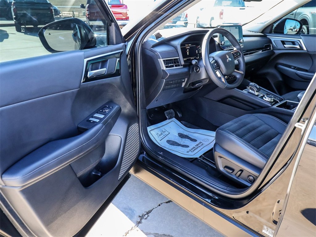 Used 2023 Mitsubishi Outlander SE image 30