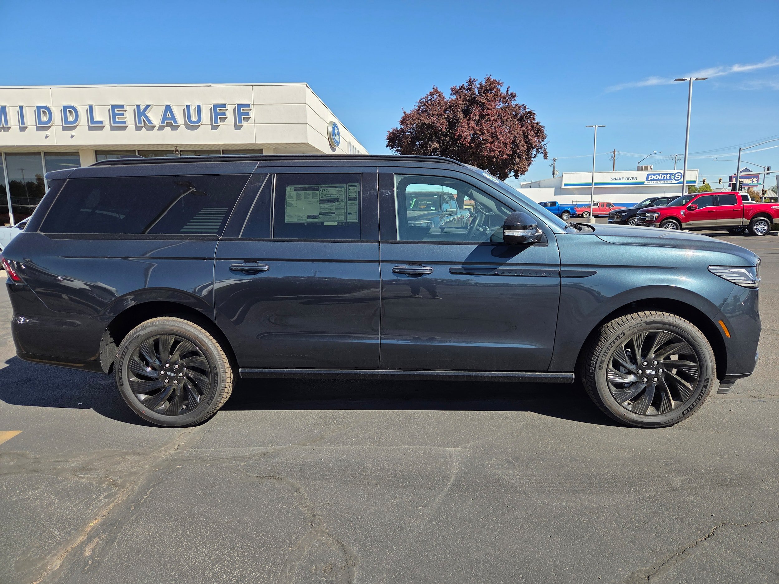 New 2026 Lincoln Navigator L Reserve w/ Jet Appearance Package AWD/4WD image 2