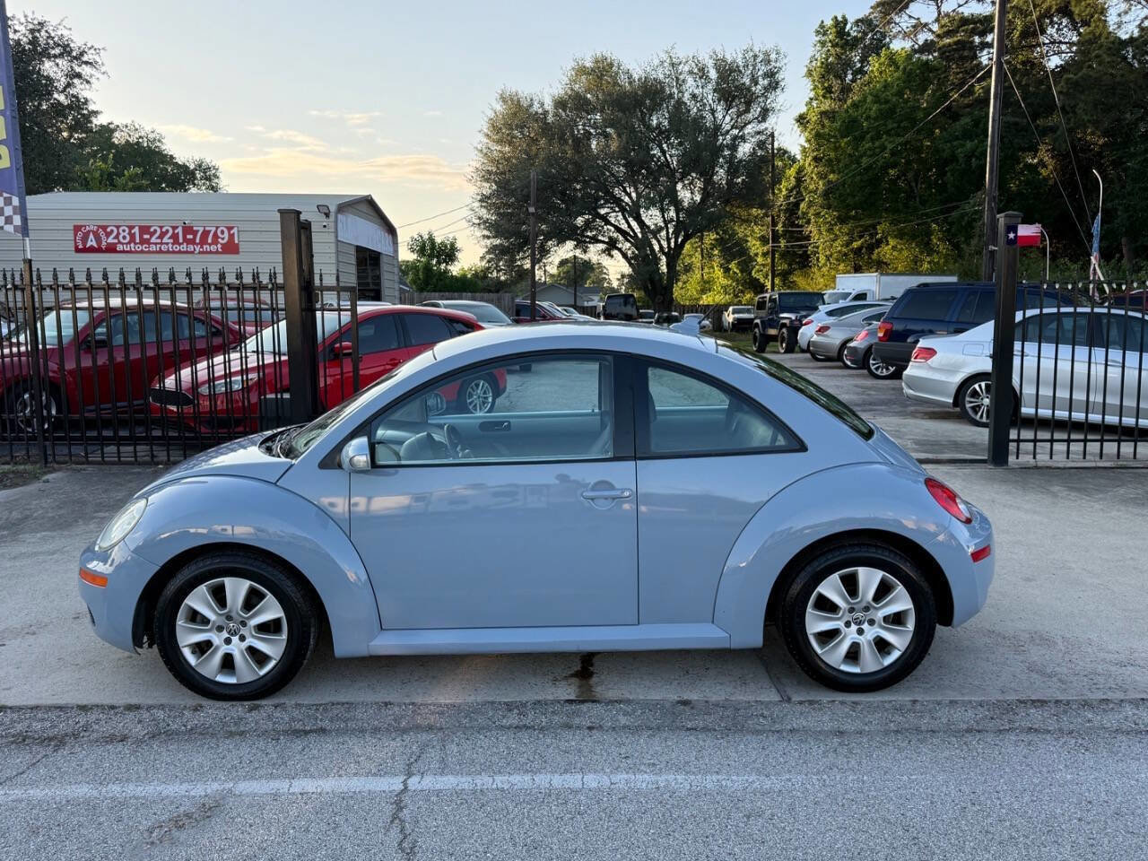 Used 2010 Volkswagen Beetle Coupe FWD image 9