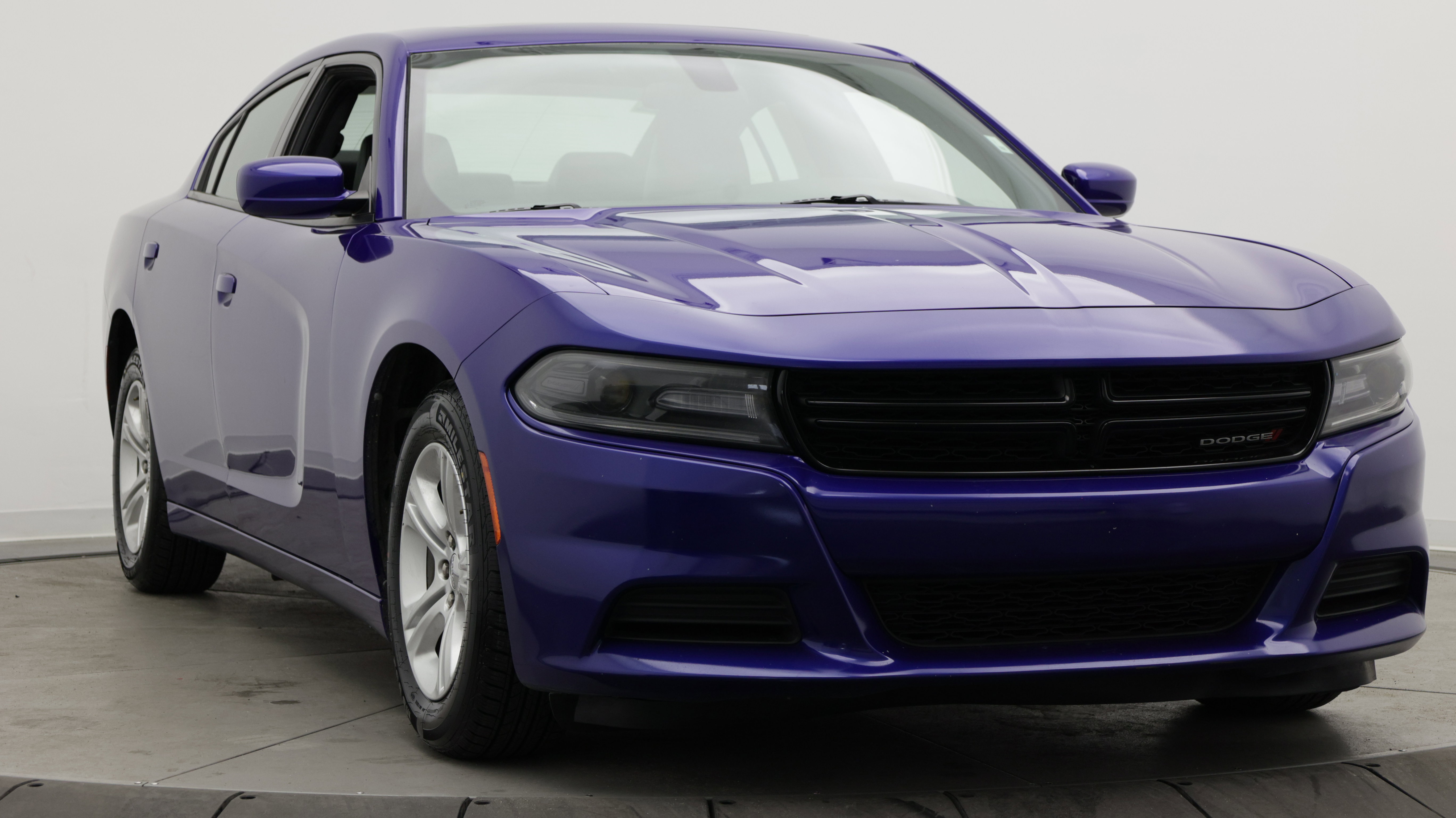 Used 2020 Dodge Charger SXT w/ Leather Interior Group RWD image 2