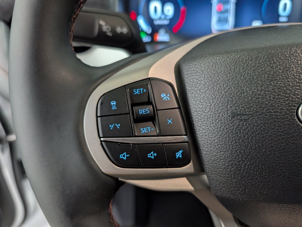 Used 2025 Ford Explorer Active AWD/4WD image 19