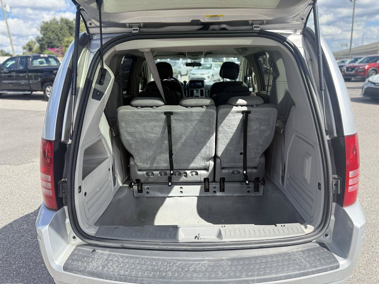Used 2010 Chrysler Town & Country Touring FWD image 9