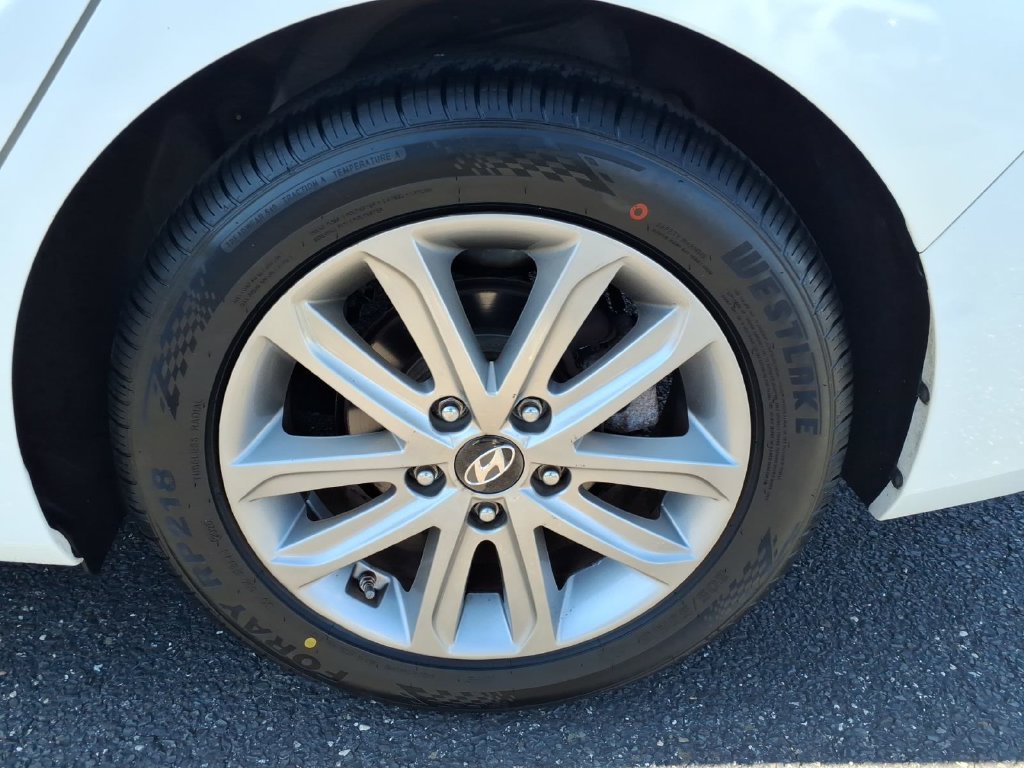 Used 2015 Hyundai Elantra SE w/ Option Group 02 FWD image 17