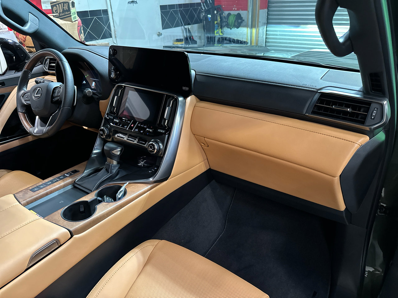 Used 2024 Lexus LX 600 4WD w/ Luxury Package image 19