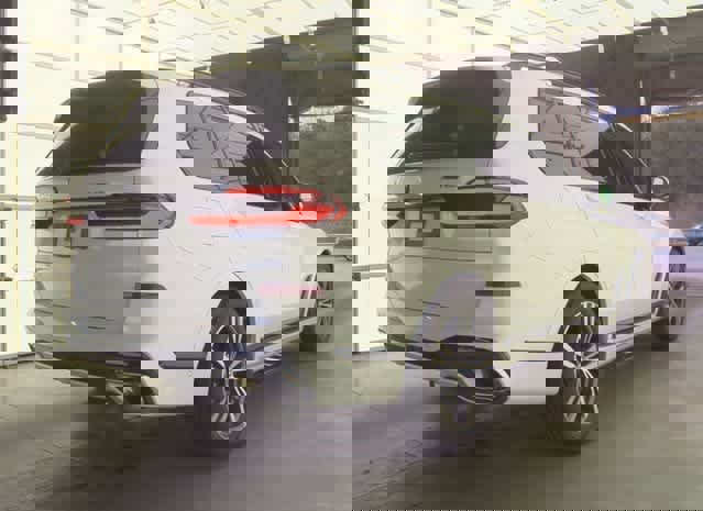 Used 2025 BMW X7 xDrive40i w/ M Sport Package image 2