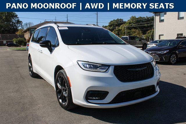 Used 2023 Chrysler Pacifica Limited w/ S Appearance Package image 2