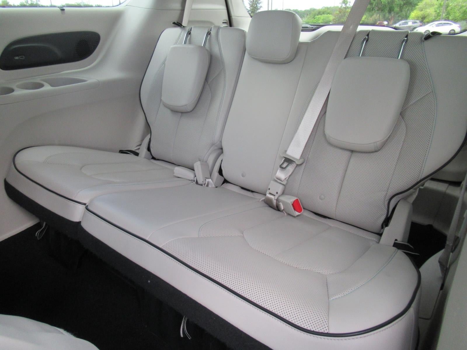 Used 2017 Chrysler Pacifica Platinum FWD image 36