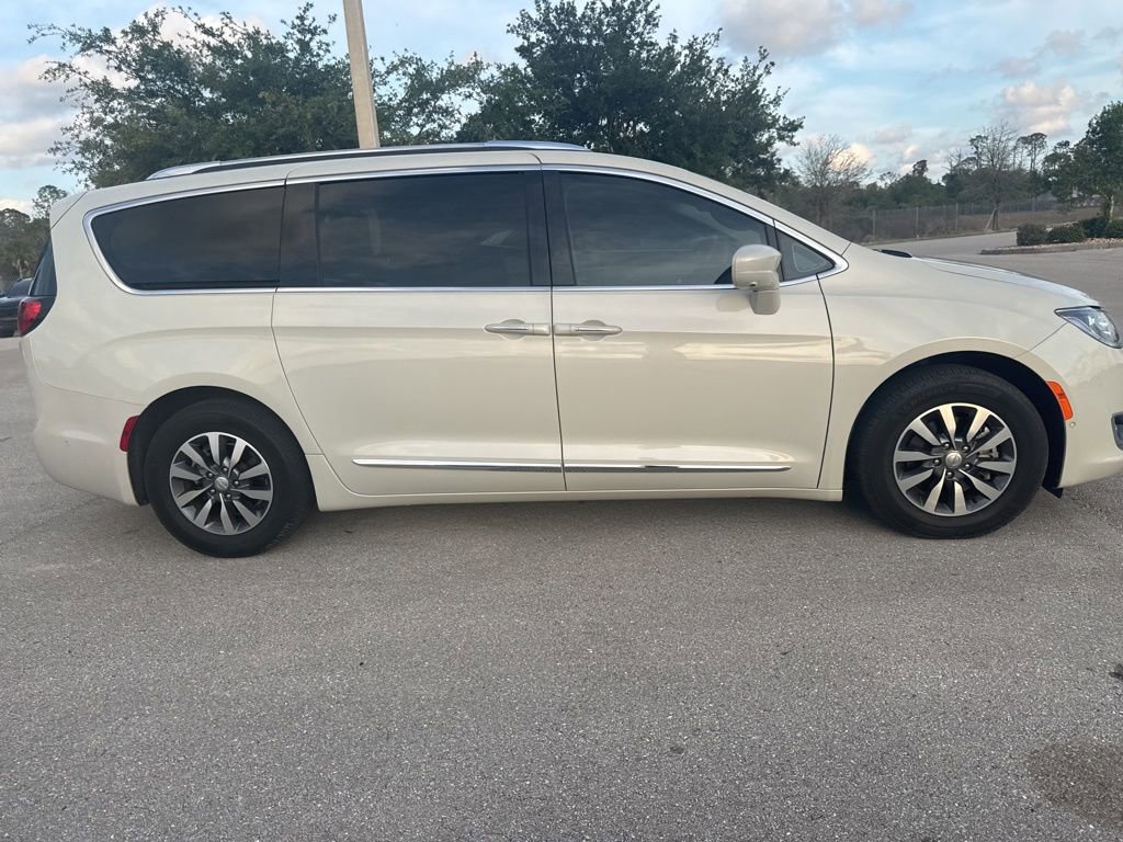 Used 2020 Chrysler Pacifica Touring-L Plus w/ Advanced Safetytec Group FWD image 3