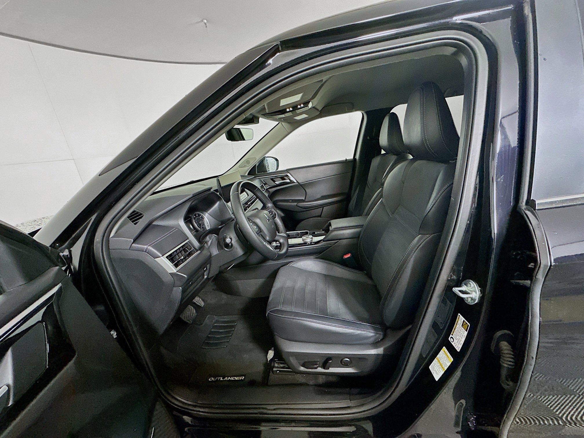 Used 2025 Mitsubishi Outlander SE image 13