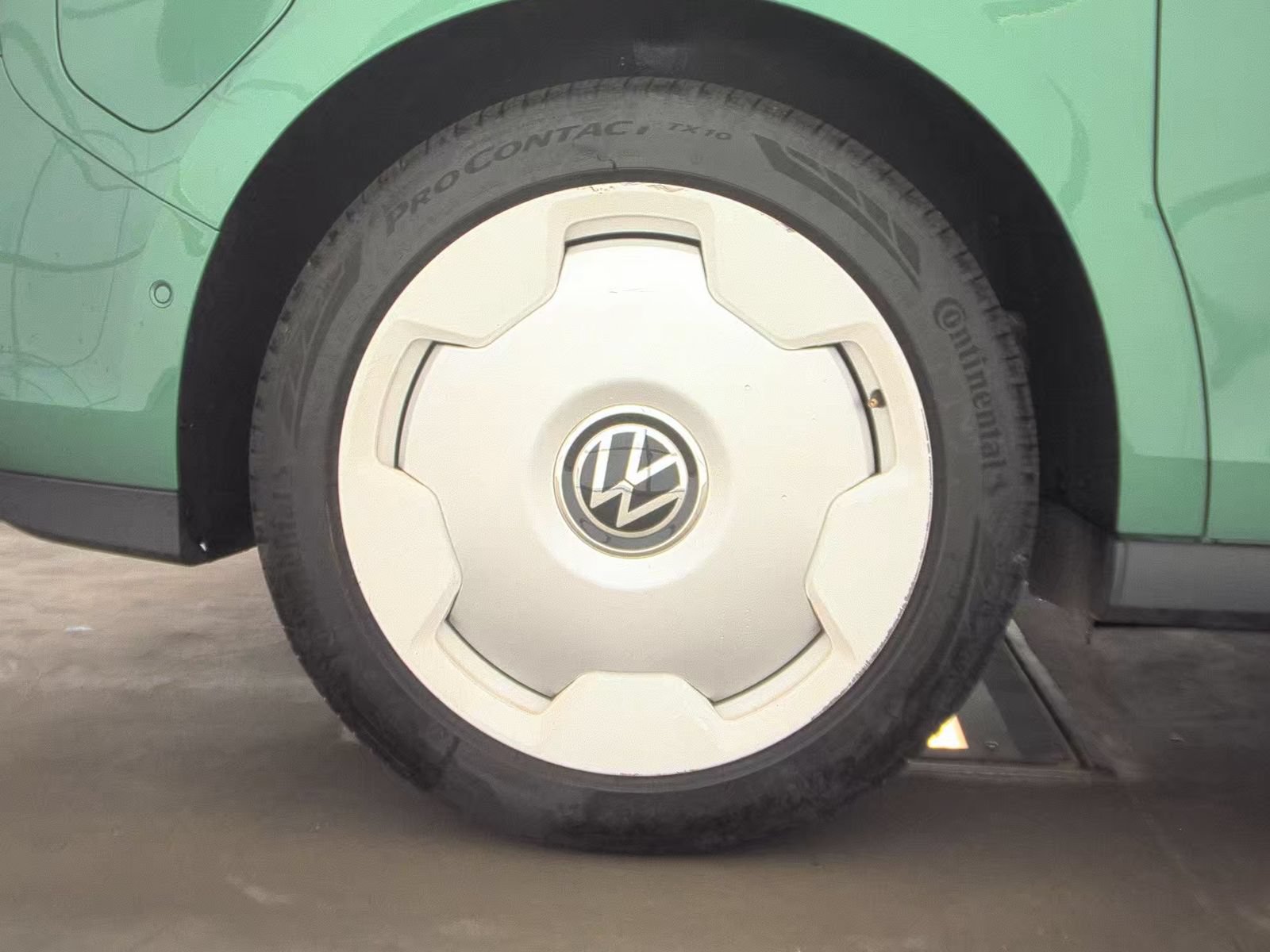 Used 2025 Volkswagen ID. Buzz 1st Edition AWD/4WD image 10
