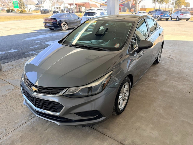 Used 2018 Chevrolet Cruze LT w/ Convenience Package image 2
