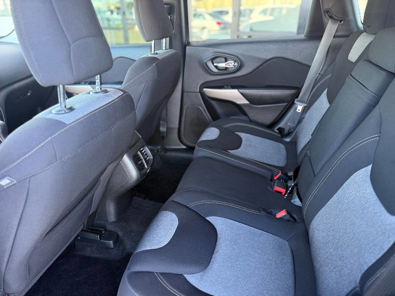 Used 2018 Jeep Cherokee Latitude w/ Cold Weather Group image 11