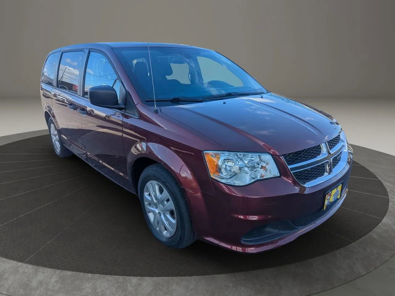 Used 2019 Dodge Grand Caravan SE w/ UConnect Hands-Free Group FWD image 2