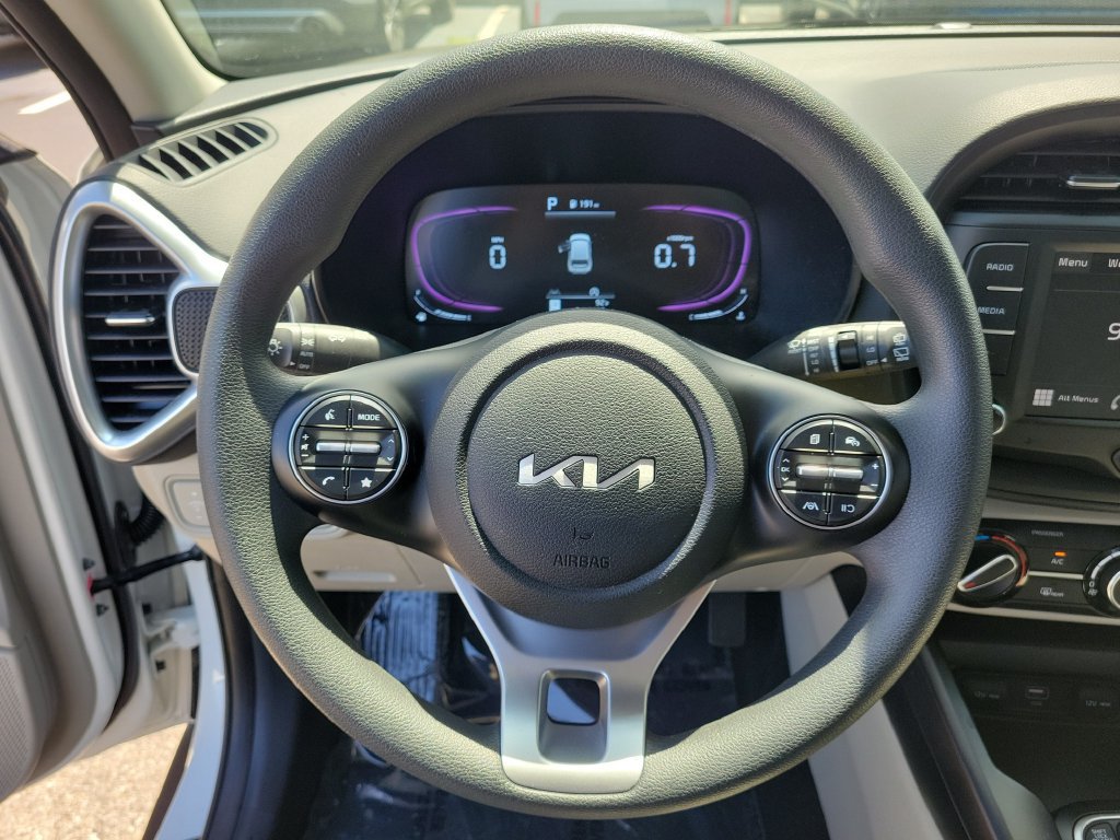 Used 2025 Kia Soul LX w/ LX Technology Package FWD image 26