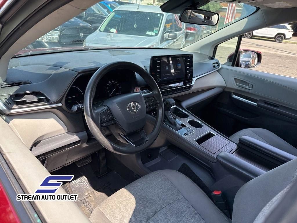 Used 2022 Toyota Sienna LE image 32