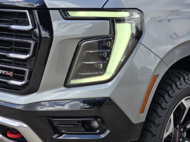 Used 2025 GMC Yukon AT4 w/ AT4 Premium Package AWD/4WD image 8