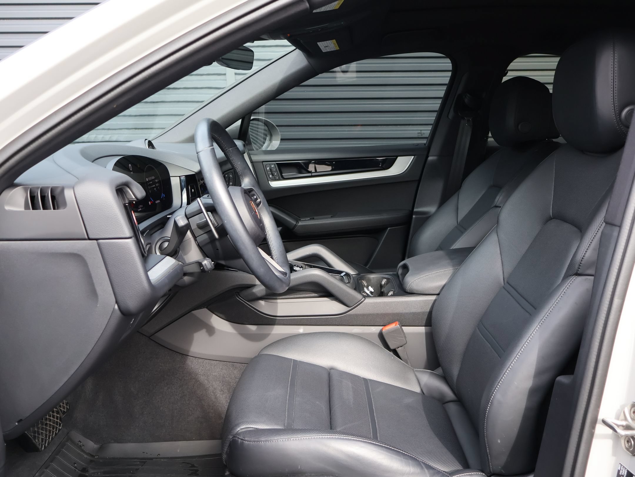 Certified 2025 Porsche Cayenne Coupe AWD/4WD image 5