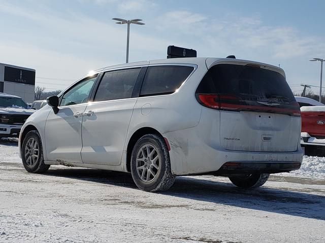 Used 2024 Chrysler Pacifica Touring-L image 6