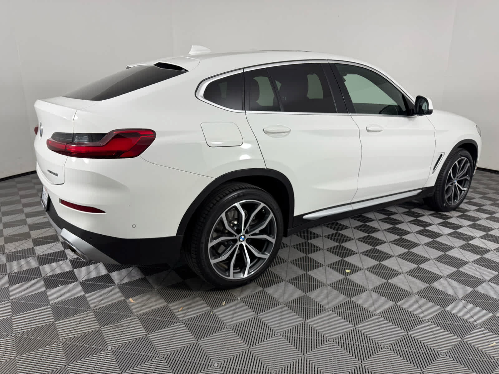 Used 2023 BMW X4 xDrive30i w/ Parking Assistance Package AWD/4WD image 3