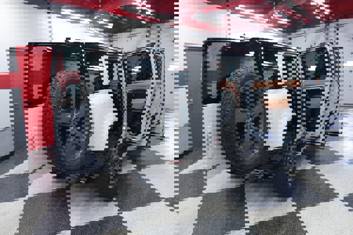 Used 2023 Land Rover Defender 110 V8 image 33