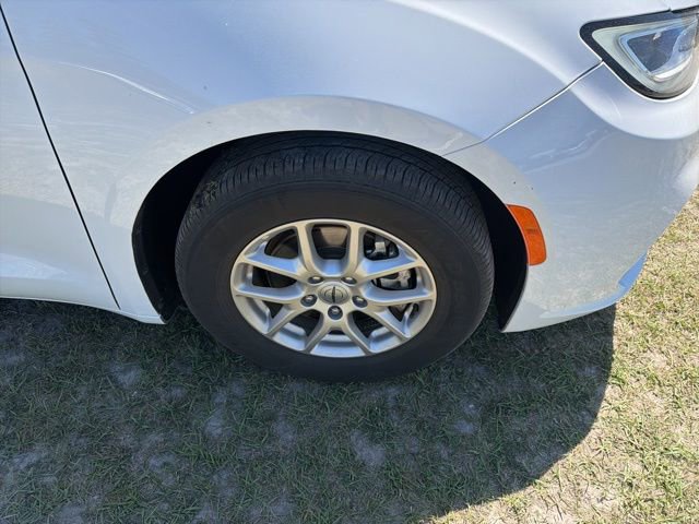 Used 2024 Chrysler Pacifica Touring-L FWD image 8