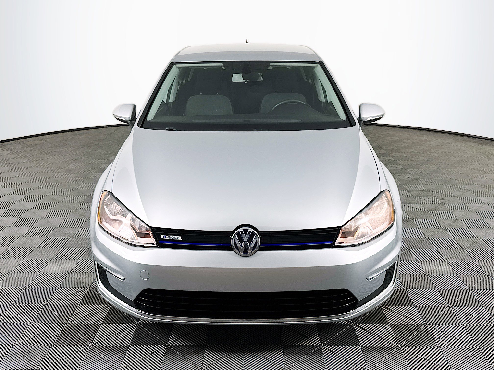 Used 2016 Volkswagen e-Golf SE w/ DC Fast Charging Package image 2