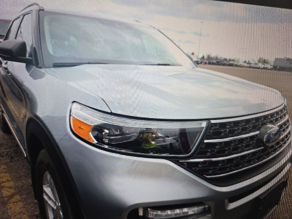 Used 2022 Ford Explorer XLT AWD/4WD image 2