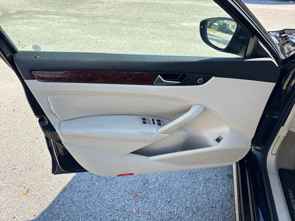 Used 2012 Volkswagen Passat TDI SEL Premium image 10