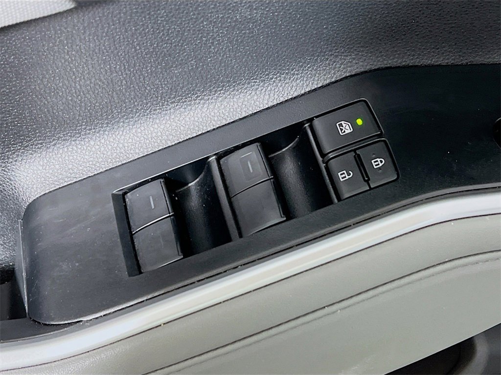 Used 2023 Toyota Highlander L image 17