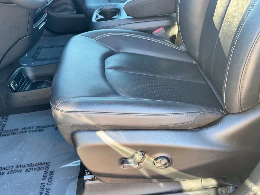 Used 2025 Chrysler Pacifica Select FWD image 23