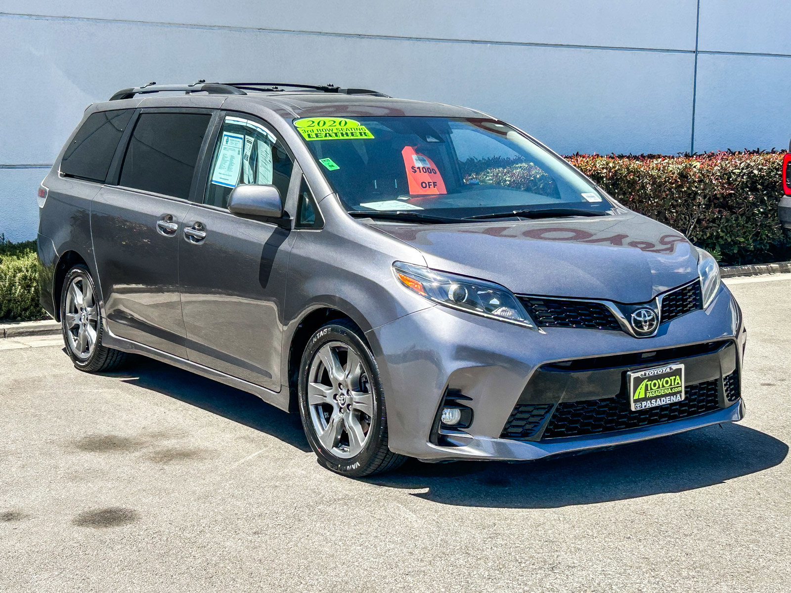 Used 2020 Toyota Sienna SE w/ SE Preferred Package FWD image 3