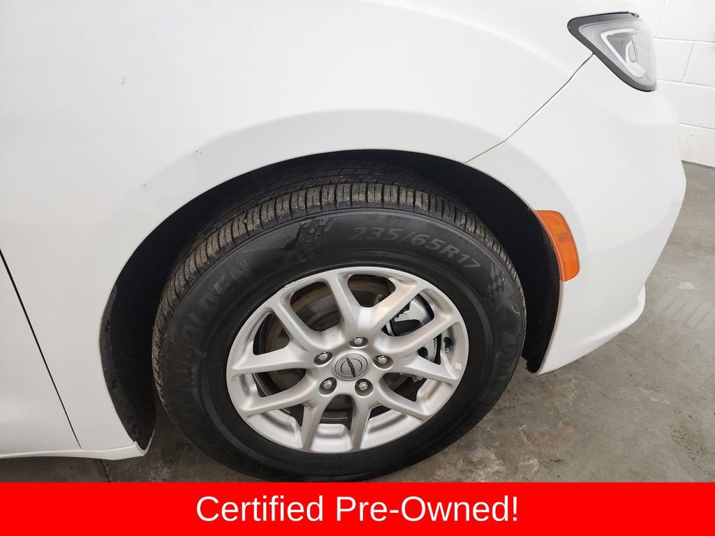 Used 2024 Chrysler Pacifica Touring-L image 38