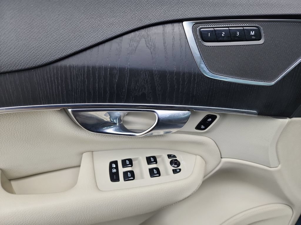 Used 2020 Volvo XC90 T5 Momentum w/ Protection Package Premier FWD image 14