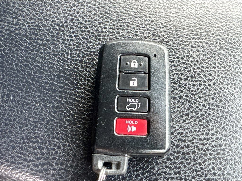 Used 2017 Toyota RAV4 XLE AWD/4WD image 29