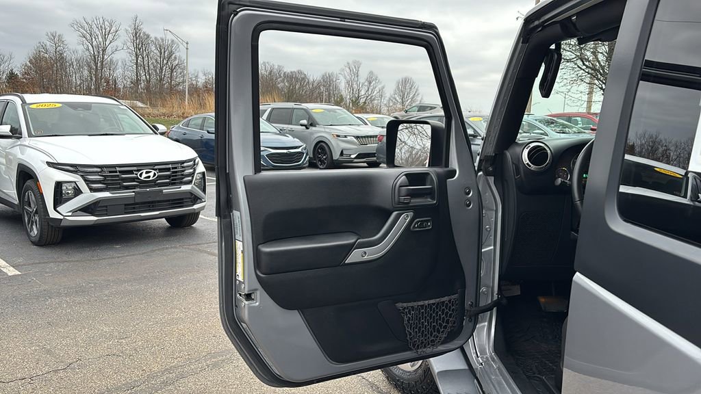 Used 2017 Jeep Wrangler Sahara image 11