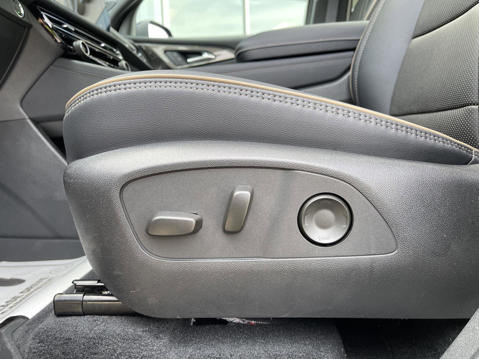 Used 2025 Chevrolet Traverse High Country w/ LPO, Floor Liner Package AWD/4WD image 17
