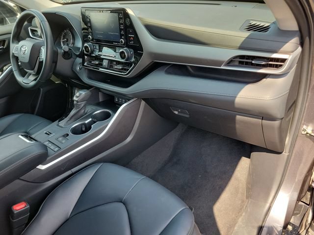 Used 2022 Toyota Highlander XLE FWD image 11