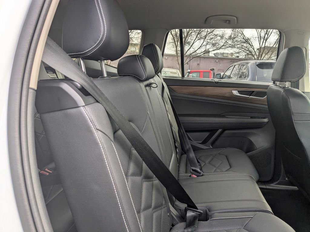 Used 2025 Volkswagen Atlas SE image 28