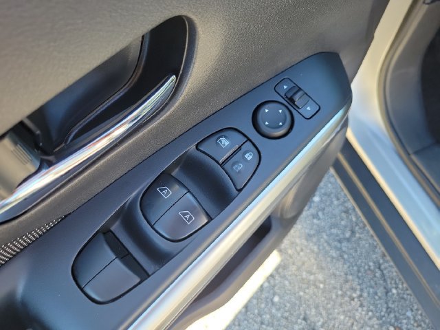 Used 2018 Nissan Kicks SV FWD image 18