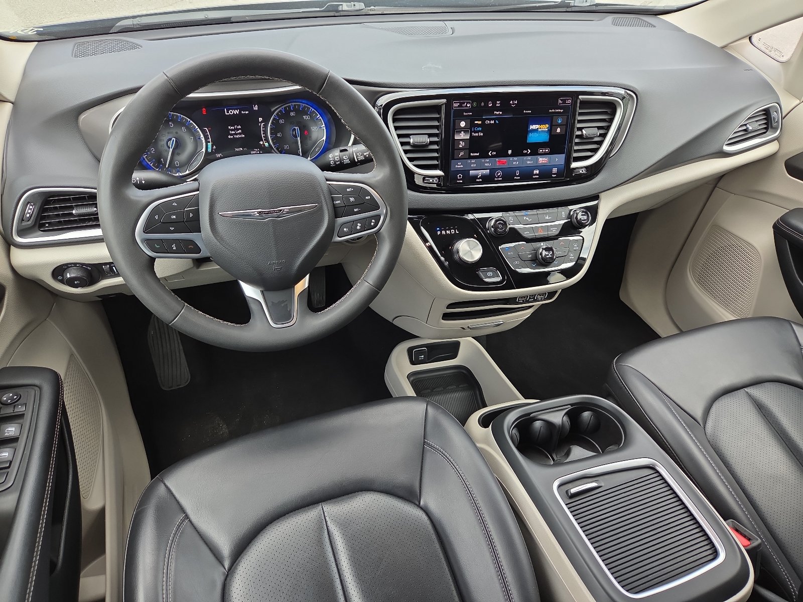 Used 2023 Chrysler Pacifica Touring-L FWD image 11