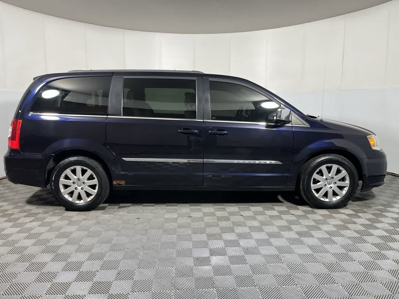 Used 2011 Chrysler Town & Country Touring-L w/ Entertainment Group #2 FWD image 9