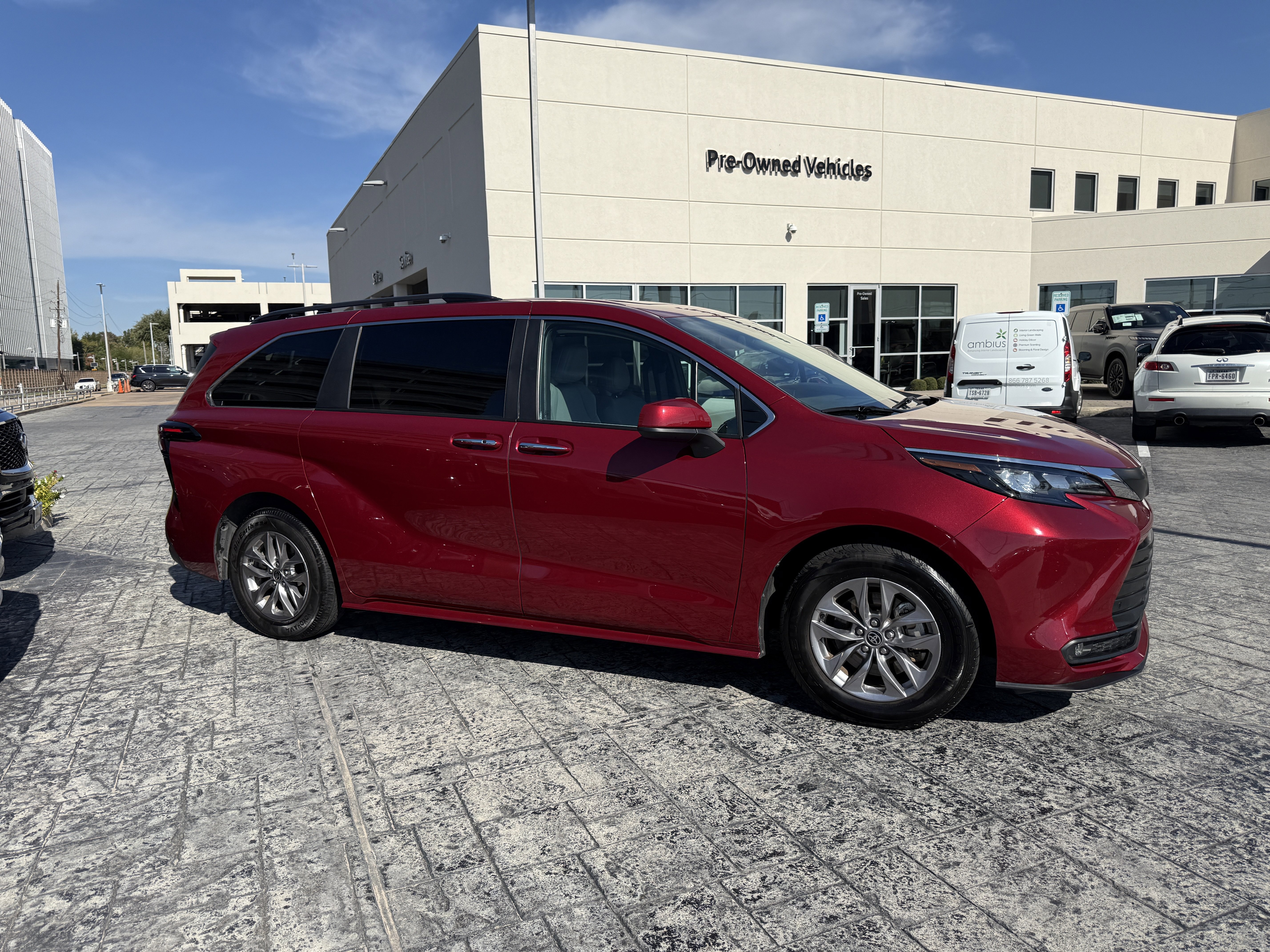 Used 2025 Toyota Sienna XLE image 8